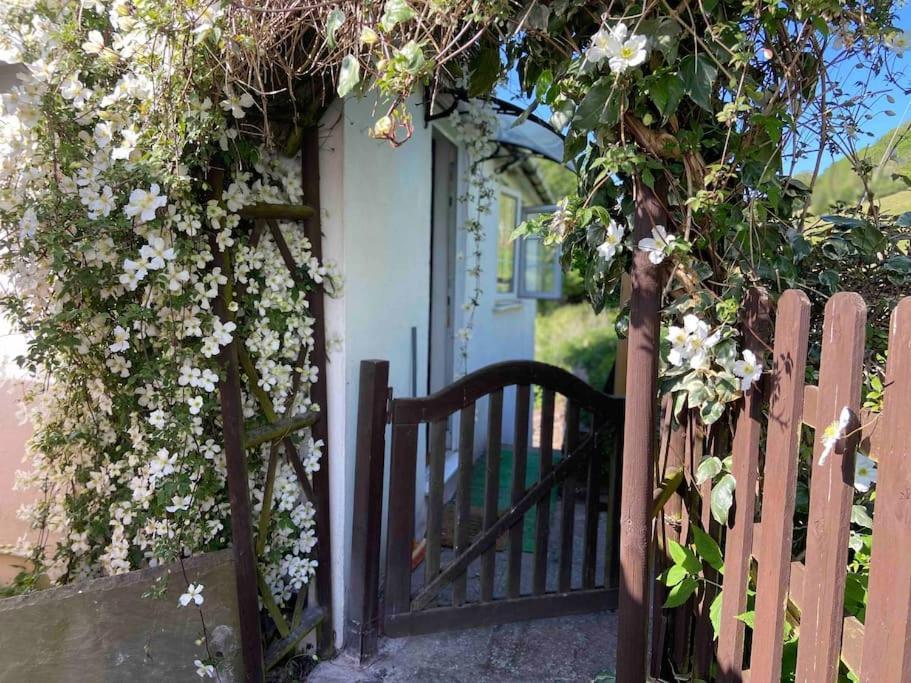 Couples Getaway, With Mountain Views/Dog Friendly Villa Crickhowell Exterior foto