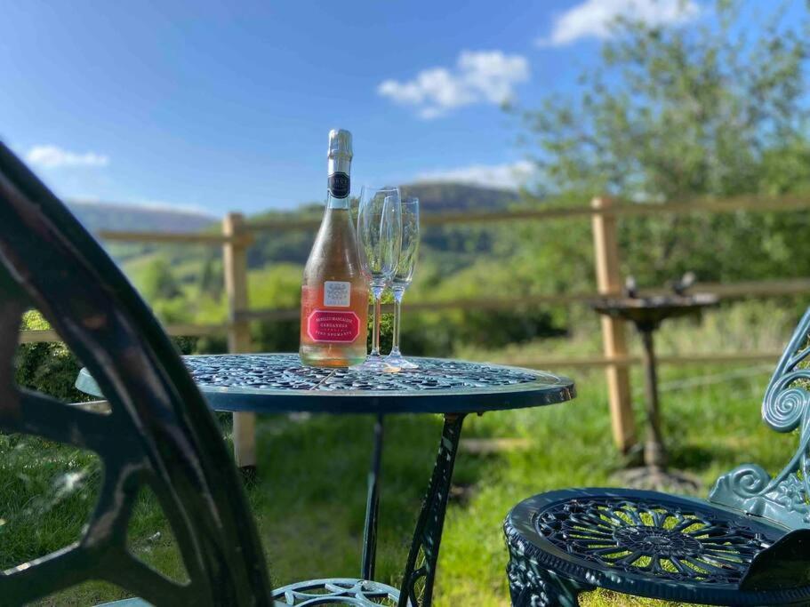 Couples Getaway, With Mountain Views/Dog Friendly Villa Crickhowell Exterior foto